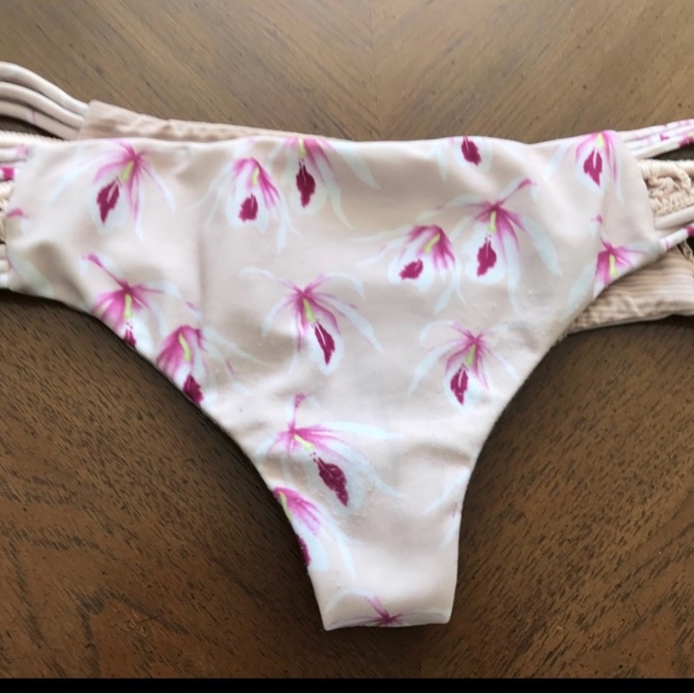 Acacia bottom